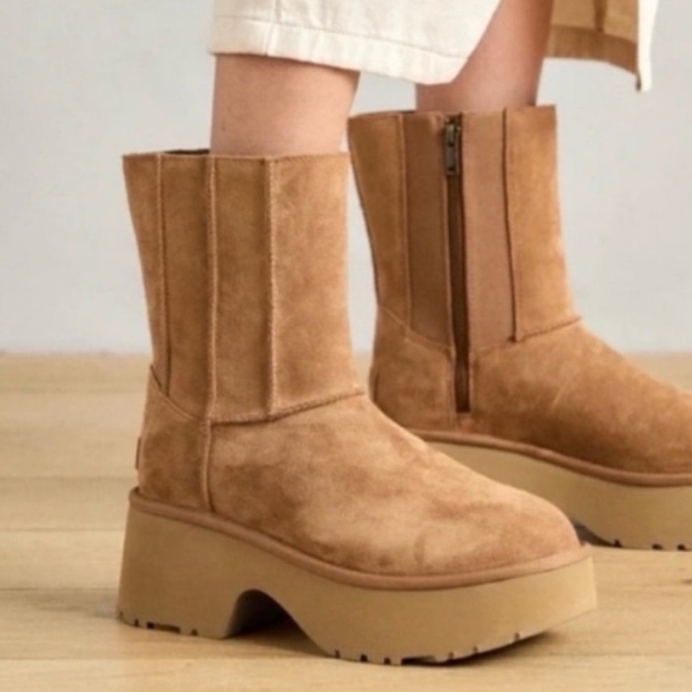 UGG women’s Chestnut New Heights Boot Bootie zip up